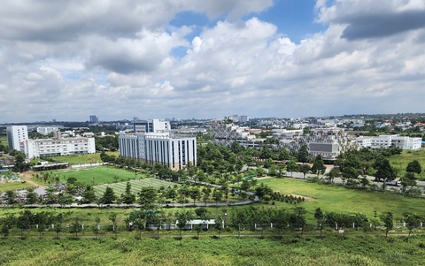 4 trường đại học hoạt động ra sao trong Khu công nghệ cao TP.HCM?- Ảnh 3. Viện công nghệ cao HUTECH (phía trước sân bóng). Đối diện bên kia đường D1 là phân hiệu Trường đại học FPT - Ảnh: T.L.