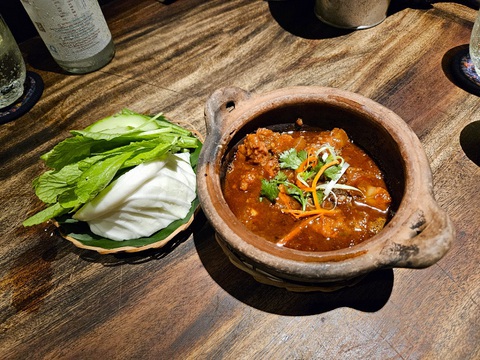 Michelin Guide nói thích gầu phở Khôi Hói, mắm ruốc Mặn Mòi, ốc nhồi Nhà Tú…- Ảnh 8. Ba rọi xào mắm ruốc ở Mặn Mòi chinh phục các chuyên gia của Michelin Guide - Ảnh: Michelin Guide