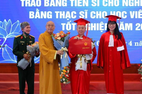 Xôn xao bằng tiến sĩ của thượng tọa Thích Chân Quang được cấp trong 2 năm, nhà trường nói gì?- Ảnh 1. Thượng tọa Thích Chân Quang (thứ 2 từ phải sang) nhận bằng tiến sĩ luật vào tháng 4-2022 - Ảnh: Cổng TTĐT Giáo hội Phật giáo Việt Nam