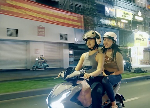 Bùi Quỳnh Hoa và Mai Ngô đi xe máy tặng bánh mì xa xíu cho người nghèo trên đường phố - Ảnh chụp màn hình Bùi Quỳnh Hoa và Mai Ngô đi xe máy tặng bánh mì xá xíu cho người nghèo trên đường phố - Ảnh chụp màn hình