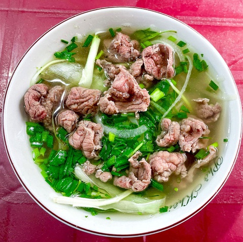 Michelin Guide nói thích gầu phở Khôi Hói, mắm ruốc Mặn Mòi, ốc nhồi Nhà Tú…- Ảnh 2. Phở Khôi Hói - Ảnh: Michelin Guide