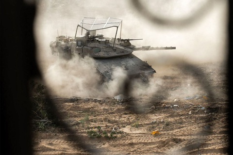 Xe tăng của quân đội Israel hoạt động ở thành phố Rafah thuộc Dải Gaza ngày 23-6 - Ảnh: AFP Xe tăng của quân đội Israel hoạt động ở thành phố Rafah thuộc Dải Gaza ngày 23-6 - Ảnh: AFP