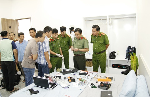 Đôi nam nữ thuê nhà nghỉ để bán 17 khẩu súng, 13 viên đạn, có cả vũ khí quân dụng- Ảnh 3. Đại tá Lâm Phước Nguyên trực tiếp chỉ đạo phá án - Ảnh: TIẾN VĂN