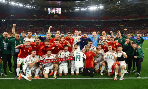 Tiền đạo Hungary bất tỉnh sau cú va chạm tại Euro 2024, đội trưởng Szoboszlai rơi nước mắt- Ảnh 4. Toàn đội Hungary đã ăn mừng với chiếc áo của Barnabas Varga - Ảnh: REUTERS