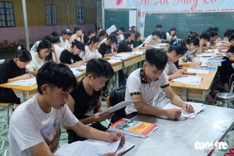 Thầy cô vào bếp làm suất ăn đêm khích lệ học trò ôn thi tốt nghiệp- Ảnh 1. Học sinh Trường THPT số 1 Bắc Hà cùng nhau tập trung ôn thi tốt nghiệp THPT xuyên đêm