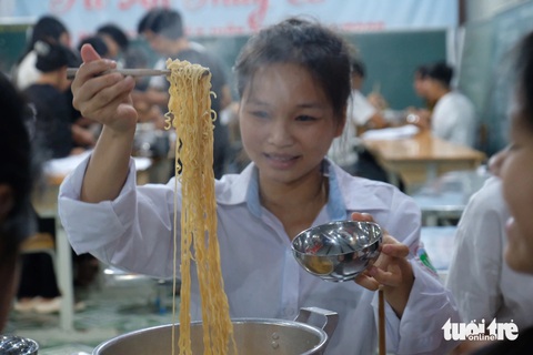 Thầy cô vào bếp làm suất ăn đêm khích lệ học trò ôn thi tốt nghiệp- Ảnh 9. “Học đêm bụng đói rất nhanh. Mỗi khi bụng sôi ùng ục cũng là lúc thầy cô bê ra những bát mì tôm trứng nóng hổi, có hôm là cháo gà để tiếp sức cho chúng em. Với em trong hoàn cảnh này hạnh phúc đơn giản chỉ là vậy”, Nga tươi cười nói