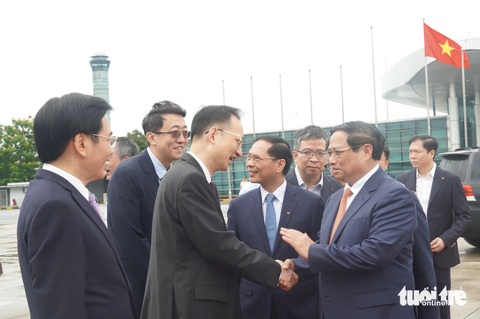 Thủ tướng Phạm Minh Chính lên đường đi Trung Quốc dự Hội nghị WEF Đại Liên- Ảnh 1. Tiễn đoàn tại sân bay có Đại biện lâm thời Đại sứ quán Trung Quốc tại Việt Nam Vương Quần cùng các lãnh đạo, Bộ trưởng - Chủ nhiệm Văn phòng Chính phủ Trần Văn Sơn - Ảnh: NGỌC AN