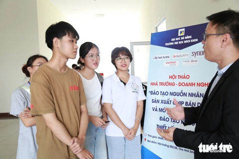 Đại học Đà Nẵng có điểm chuẩn xét tuyển sớm, điểm những ngành mới ra sao?- Ảnh 1. Sinh viên Trường đại học Bách khoa Đà Nẵng tiếp xúc với doanh nghiệp vi mạch - Ảnh: ĐOÀN NHẠN
