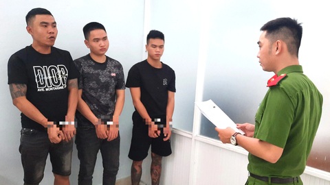 Mâu thuẫn trong vũ trường, hỗn chiến ngoài đường: Bắt giữ 20 người- Ảnh 1. 3 người liên quan vụ hỗn chiến bị bắt giữ - Ảnh: H.B.
