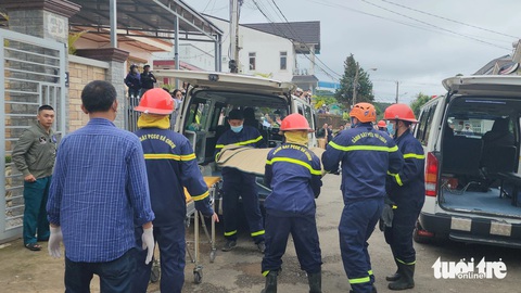 Cháy nhà trọ trong hẻm Đà Lạt, 3 anh em ruột tử vong- Ảnh 1. Thi thể các cháu bé được đưa đến Bệnh viện Đa khoa tỉnh Lâm Đồng - Ảnh: M.V.