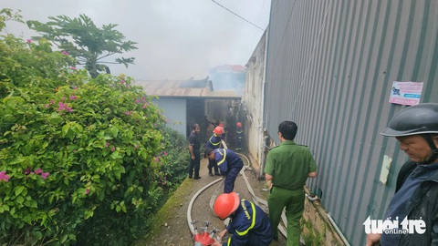 Cháy nhà trọ trong hẻm Đà Lạt, 3 anh em ruột tử vong- Ảnh 2. Lực lượng chữa cháy tiếp cận hiện trường - Ảnh: M.V.