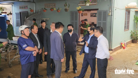 Cháy nhà trọ trong hẻm Đà Lạt, 3 anh em ruột tử vong- Ảnh 5. Lãnh đạo tỉnh Lâm Đồng và TP Đà Lạt đến thăm gia đình và chỉ đạo xử lý hậu quả vụ cháy - Ảnh: M.V.
