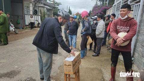 Cháy nhà trọ trong hẻm Đà Lạt, 3 anh em ruột tử vong- Ảnh 6. Người dân lập thùng quyên góp hỗ trợ gia đình nạn nhân - Ảnh: M.V.