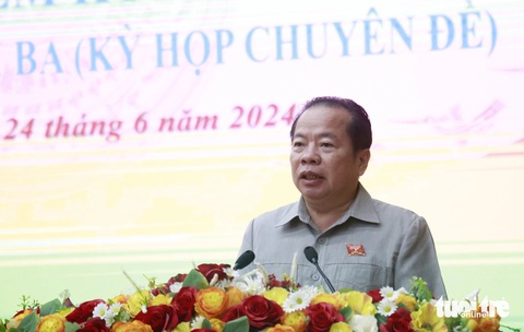 Tổ bảo vệ an ninh, trật tự cơ sở sẽ có trợ cấp 1,4 - 1,8 triệu đồng- Ảnh 1. Ông Mai Văn Huỳnh - chủ tịch HĐND tỉnh Kiên Giang - phát biểu tại kỳ họp HĐND tỉnh lần thứ 23 - Ảnh: BỬU ĐẤU