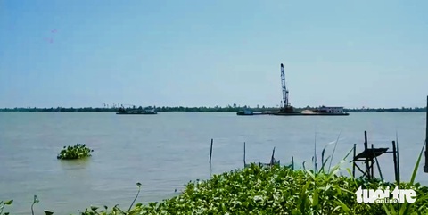 7 mỏ cát cung ứng cho cao tốc Cần Thơ - Cà Mau bây giờ ra sao?- Ảnh 2. Mỏ cát xã Tân Khánh Trung, huyện Lấp Vò đang ngưng hoạt động do xuất hiện sạt lở bờ sông gần khu vực khai thác - Ảnh: ĐẶNG TUYẾT
