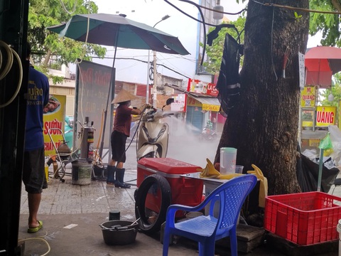 Tiệm rửa xe bắn nước tung tóe vào người đi đường, thải chất bẩn xuống cống- Ảnh 3. Một tiệm rửa xe trên đường Phạm Văn Bạch, phường 12, quận Gò Vấp bắn nước ra đường khiến người đi ngang qua phải né từ xa - Ảnh: SONG KHUÊ