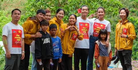 Các văn nghệ sĩ đồng hành với trẻ em khó khăn - Ảnh: NGUYỄN HIỀN Các văn nghệ sĩ đồng hành với trẻ em khó khăn - Ảnh: NGUYỄN HIỀN