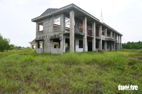 Trung tâm dạy nghề kiểu mẫu ở Quảng Ngãi bỏ hoang chục năm lại tìm chủ mới- Ảnh 3. Sau 10 năm, Trung tâm dạy nghề kiểu mẫu huyện Sơn Tịnh từng được kỳ vọng rất lớn về đào tạo nghề từ Bộ Lao động - Thương binh và Xã hội chỉ là khuôn viên hoang tàn - Ảnh: TRẦN MAI