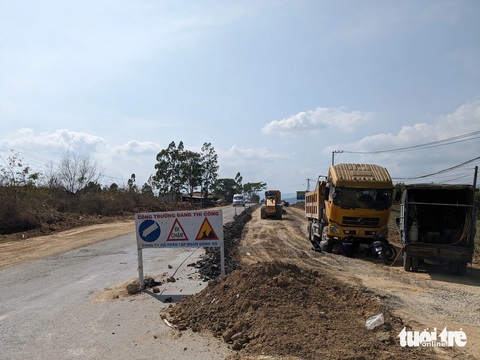 Dự án cải tạo quốc lộ 19 qua Đak Pơ, Gia Lai: Xem xét điều chỉnh hướng tuyến- Ảnh 1. Thi công nâng cấp quốc lộ 19 đoạn qua huyện Đak Pơ, tỉnh Gia Lai - Ảnh tư liệu: TẤN LỰC
