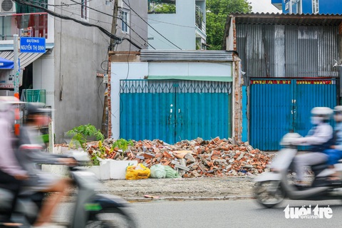 Bà con ở đường Nguyễn Thị Định đồng loạt tháo dỡ nhà, giao mặt bằng mở rộng đường- Ảnh 3. Gạch, bê tông còn ngổn ngang trước nhà - Ảnh: CHÂU TUẤN