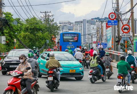 Bà con ở đường Nguyễn Thị Định đồng loạt tháo dỡ nhà, giao mặt bằng mở rộng đường- Ảnh 6. Hiện trạng phía đầu dự án (cầu Giồng Ông Tố) với chiều rộng khoảng 7m, thường xuyên xảy ra tình trạng ùn ứ xe cộ - Ảnh: CHÂU TUẤN