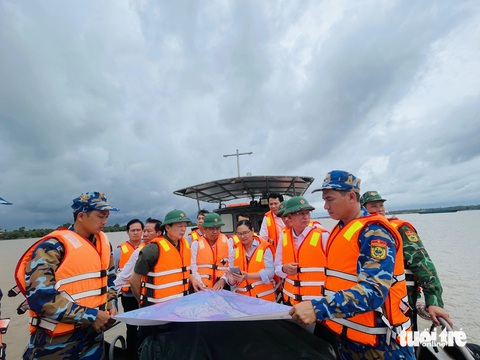 Tháo gỡ vướng mắc cho các dự án giao thông trọng điểm khu vực phía Nam- Ảnh 2. Phó thủ tướng Trần Hồng Hà (thứ hai từ trái sang) khảo sát khu vực chuẩn bị cấp phép khai thác cát ở sông Hàm Luông, tỉnh Bến Tre - Ảnh: MẬU TRƯỜNG