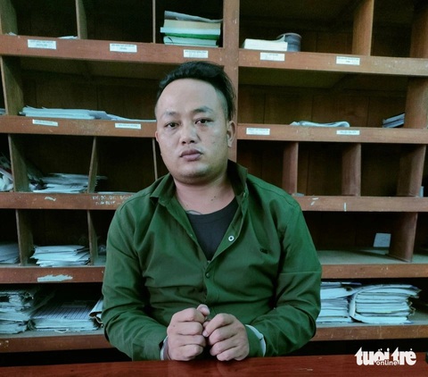 Bắt thêm 2 nghi phạm 'bảo kê' trên vùng biển tự do- Ảnh 1. Nghi phạm Đinh Văn Lành tại cơ quan điều tra - Ảnh: HOÀNG ĐÔ