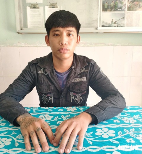 Bắt thêm 2 nghi phạm 'bảo kê' trên vùng biển tự do- Ảnh 2. Nghi phạm Huỳnh Chí Khanh tại cơ quan điều tra - Ảnh: HOÀNG ĐÔ