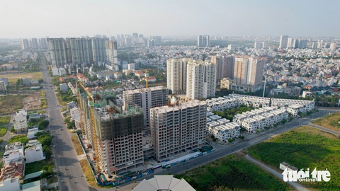 Thêm người mua nhà của Novaland được nhận sổ hồng- Ảnh 1. Novaland đã bắt đầu bàn giao sổ hồng cho cư dân thuộc khu thấp tầng dự án Victoria Village (TP Thủ Đức) - Ảnh: NGỌC HIỂN