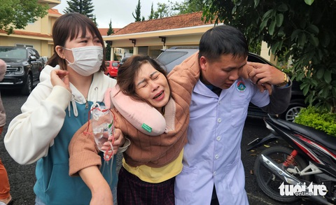 Nhiều người Đà Lạt khóc nghẹn tiễn 3 cháu bé chết thương tâm trong vụ cháy nhà tạm- Ảnh 2. Bà Nguyễn Thị Tâm (52 tuổi), bà ngoại của các nạn nhân - Ảnh: M.V