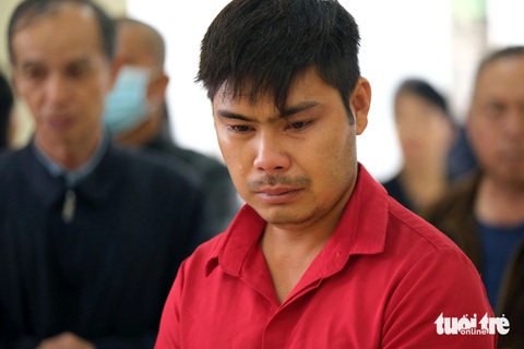 Nhiều người Đà Lạt khóc nghẹn tiễn 3 cháu bé chết thương tâm trong vụ cháy nhà tạm- Ảnh 4. Anh Vòng Duy Anh (30 tuổi, quê Đồng Nai) khóc nghẹn khi đến nơi đang quàn thi thể con - Ảnh: M.V