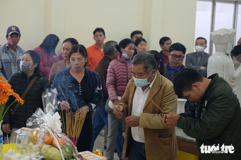 Nhiều người Đà Lạt khóc nghẹn tiễn 3 cháu bé chết thương tâm trong vụ cháy nhà tạm- Ảnh 5. Rất đông người dân vào thắp nhang cho các nạn nhân - Ảnh: M.V