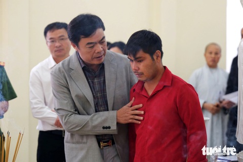 Nhiều người Đà Lạt khóc nghẹn tiễn 3 cháu bé chết thương tâm trong vụ cháy nhà tạm- Ảnh 6. Ông Đặng Đức Hiệp, bí thư Thành ủy Đà Lạt, đến thăm và động viên gia đình các nạn nhân - Ảnh: M.V