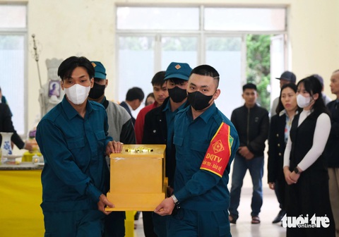 Nhiều người Đà Lạt khóc nghẹn tiễn 3 cháu bé chết thương tâm trong vụ cháy nhà tạm- Ảnh 7. Lực lượng dân quân tự vệ hỗ trợ đưa thi thể các em nhỏ về Đồng Nai an táng - Ảnh: M.V
