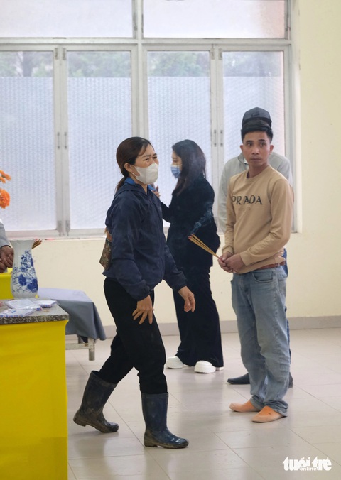 Nhiều người Đà Lạt khóc nghẹn tiễn 3 cháu bé chết thương tâm trong vụ cháy nhà tạm- Ảnh 9. Nhiều người dân mới đi làm vườn về đã vào viếng thăm các nạn nhân - Ảnh: M.V