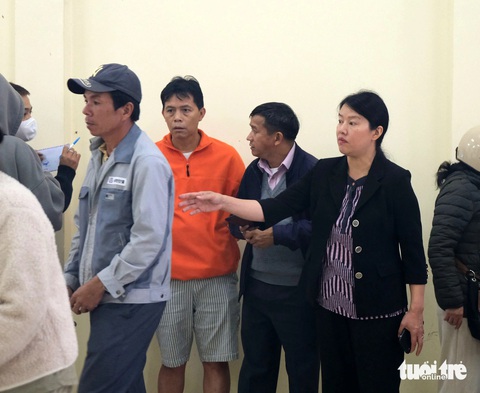 Nhiều người Đà Lạt khóc nghẹn tiễn 3 cháu bé chết thương tâm trong vụ cháy nhà tạm- Ảnh 10. Bà Trần Thị Vũ Loan, phó chủ tịch UBND TP Đà Lạt, hỗ trợ điều phối người dân vào viếng thăm các nạn nhân - Ảnh: M.V