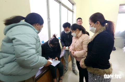 Nhiều người Đà Lạt khóc nghẹn tiễn 3 cháu bé chết thương tâm trong vụ cháy nhà tạm- Ảnh 11. Chỉ trong một buổi chiều, người dân và các đoàn thể đã quyên góp cho gia đình nạn nhân hơn 420 triệu đồng - Ảnh: M.V