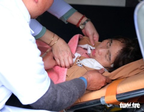 Nhiều người Đà Lạt khóc nghẹn tiễn 3 cháu bé chết thương tâm trong vụ cháy nhà tạm- Ảnh 8. Người phụ nữ 29 tuổi - mẹ các nạn nhân - Ảnh: M.V