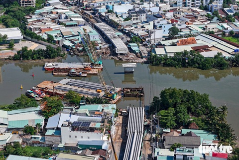 9/10 trụ cầu Rạch Đỉa ở Nhà Bè đã hiện rõ, dự kiến thông xe trong năm 2024- Ảnh 1. Hiện nay, cầu Rạch Đỉa (nối quận 7 và huyện Nhà Bè, TP.HCM) đã hoàn thành phần lớn công việc, các trụ cầu dần thành hình - Ảnh: CHÂU TUẤN