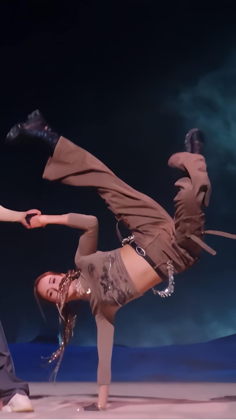 Bên cạnh Trang Pháp, màn hiphop của Diệp Lâm Anh cũng nhận được lời khen ngợi từ Cnet Bên cạnh Trang Pháp, màn hip hop của Diệp Lâm Anh cũng nhận được lời khen ngợi từ Cnet