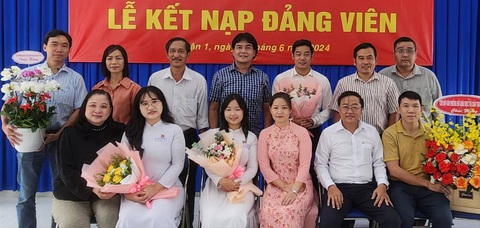 TP.HCM: Học sinh xuất sắc trong học tập, nghiên cứu khoa học được kết nạp Đảng- Ảnh 3. Thầy Duy (đứng thứ 3 từ phải sang), học sinh Khánh Ngọc (ngồi thứ 2 từ trái sang), Phương Trang (ngồi thứ 3 từ trái sang) cùng các thầy cô và gia đình tại Lễ kết nạp Đảng - Ảnh: T.P