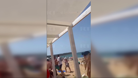 Đài Nga đăng video khoảnh khắc tên lửa ATACMS tấn công Crimea- Ảnh 1. Nhiều người có mặt trên bãi biển vào thời điểm xảy ra vụ tấn công ở Crimea - Ảnh: RT