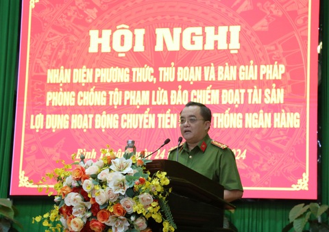 Chủ tịch huyện Nhơn Trạch bị lừa 171 tỉ đồng: tội phạm chuyển tiền qua hơn 60 tài khoản- Ảnh 1. Đại tá Huỳnh Ngọc Liêm, thủ trưởng Cơ quan cảnh sát điều tra Công an tỉnh Bình Thuận, phát biểu tại hội nghị - Ảnh: ĐỨC TRONG