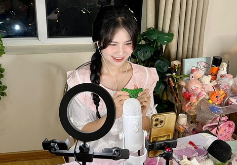 Ngọc Giàu, cô gái xinh xắn livestream ru ngủ đêm đêm trên mạng - Ảnh: NVCC Streamer Ngọc Giàu ru ngủ đêm đêm trên mạng - Ảnh: NVC