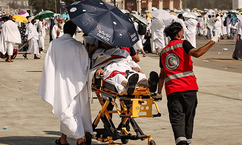 Những cái chết tại Mecca vạch trần chiêu trò trục lợi tôn giáo- Ảnh 1. Một tín đồ Hồi giáo bị say nắng tại sự kiện Hajj năm nay - Ảnh: THE NEWS TRIBE