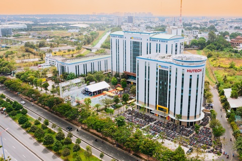 4 trường đại học hoạt động ra sao trong Khu công nghệ cao TP.HCM?- Ảnh 1. Trung tâm đào tạo chất lượng cao HUTECH nằm ở gần cổng vào Khu công nghệ cao TP.HCM - Ảnh: N.T.