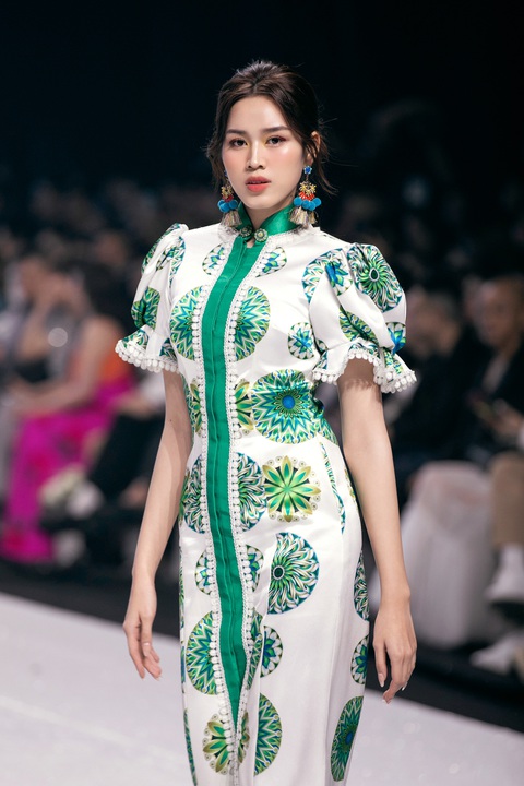 First face của show diễn là Hoa hậu Việt Nam 2020 Đỗ Thị Hà. First face của show diễn là Hoa hậu Việt Nam 2020 Đỗ Thị Hà.