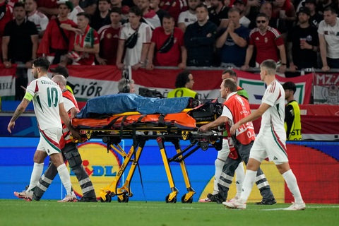 Tiền đạo Hungary bất tỉnh sau cú va chạm tại Euro 2024, đội trưởng Szoboszlai rơi nước mắt- Ảnh 3. Cầu thủ số 19 được đưa đi cấp cứu ngay sau đó - Ảnh: AP