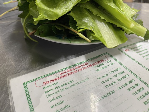 Bánh xèo ở quán Bánh xèo 46A có giá từ 110.000 đến 180.000 đồng một cái. Bánh to, đủ cho hai người ăn - Ảnh: NHÃ XUÂN Bánh xèo ở quán bánh xèo 46A có giá từ 110.000 đến 180.000 đồng một cái. Bánh to, đủ cho hai người ăn - Ảnh: NHÃ XUÂN