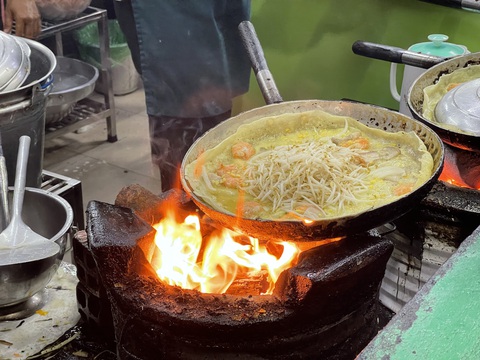 Bánh xèo ở quán Bánh Xèo 46A, quận 1, TP.HCM. Quán vừa được bình chọn vào danh sách Bib Gourmand của Micheline Guide 2024 - Ảnh: NHÃ XUÂN Bánh xèo ở quán bánh xèo 46A, quận 1, TP.HCM. Quán vừa được bình chọn vào danh sách Bib Gourmand của Micheline Guide 2024 - Ảnh: NHÃ XUÂN